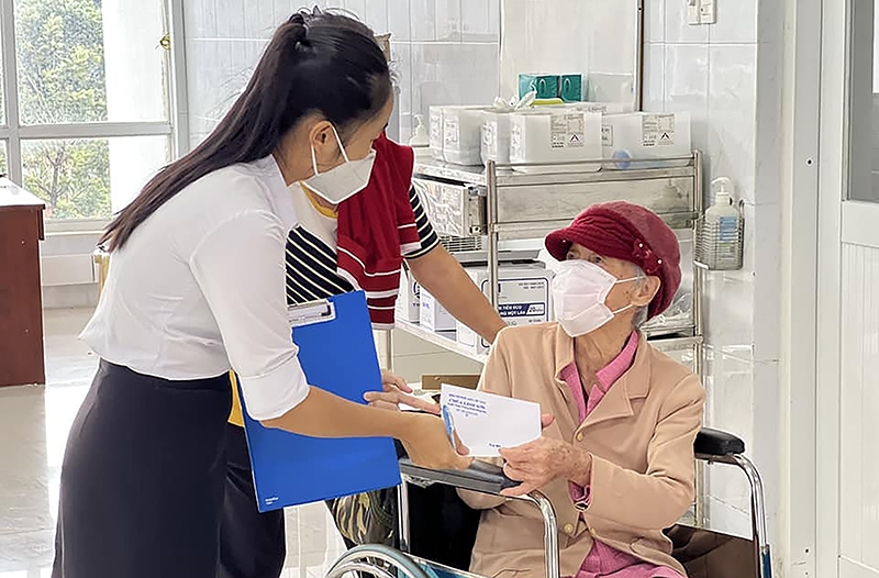 Đăng ký Khoá học cấp Chứng Chỉ Sơ Cấp Công Tác Xã Hội Online | Học 2–3 Tháng 8 Nhan-vien-phong-CTXH-benh-vien-Long-Khanh-gui-qua-ho-tro-benh-nhan
