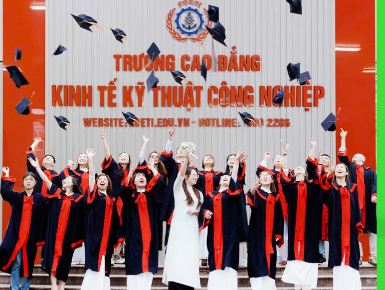 Sinh vien KTCN tot nghiep 768x579 1 Khoá học và ôn thi Aptis Online 2026